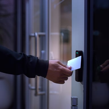 Activación y desactivación de alarmas mediante credencial